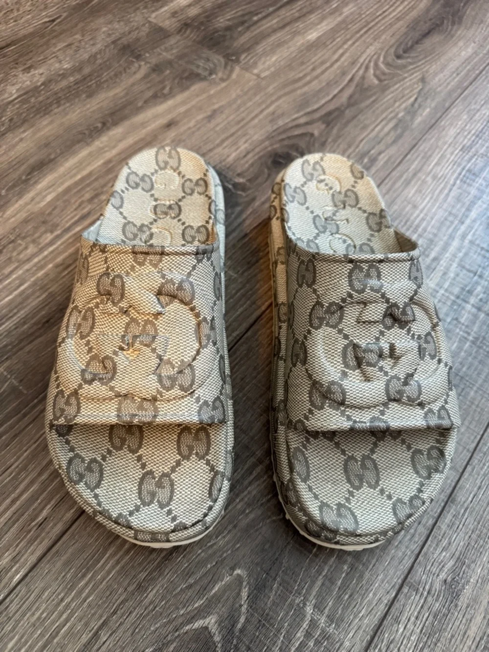 Gucci Beige and Grey GG Slide Sandals - Picture 2 of 10